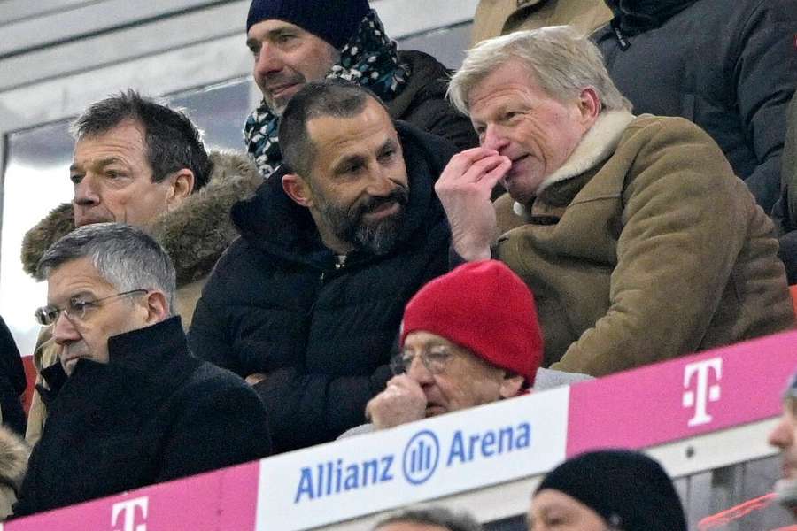 Hasan Salihamidzic (li.) und Oliver Kahn hatten gegen Union endlich wieder Grund zum Witzeln