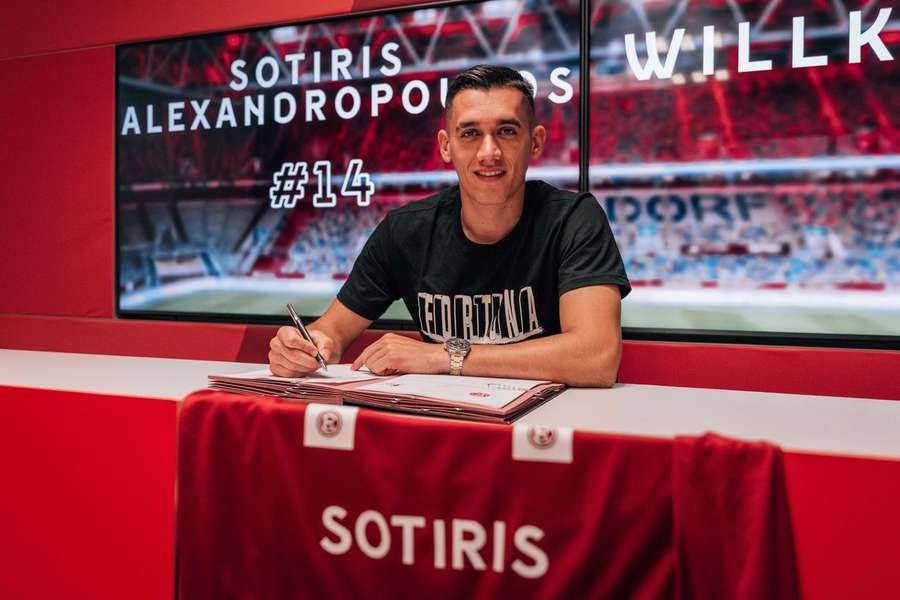 Sotiris Alexandropoulos com a nova camisola