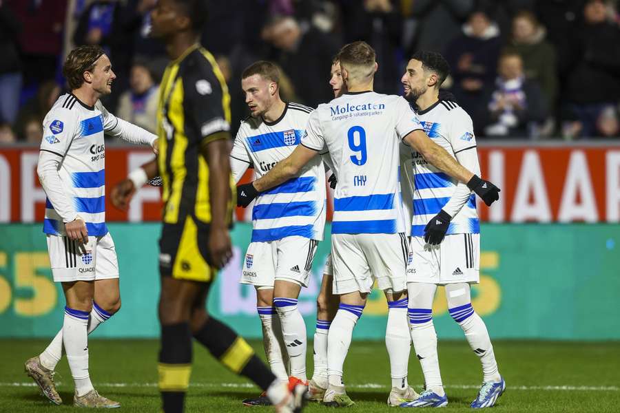 Eliano Reijnders wordt gefeliciteerd met zijn doelpunt door zijn teamgenoten