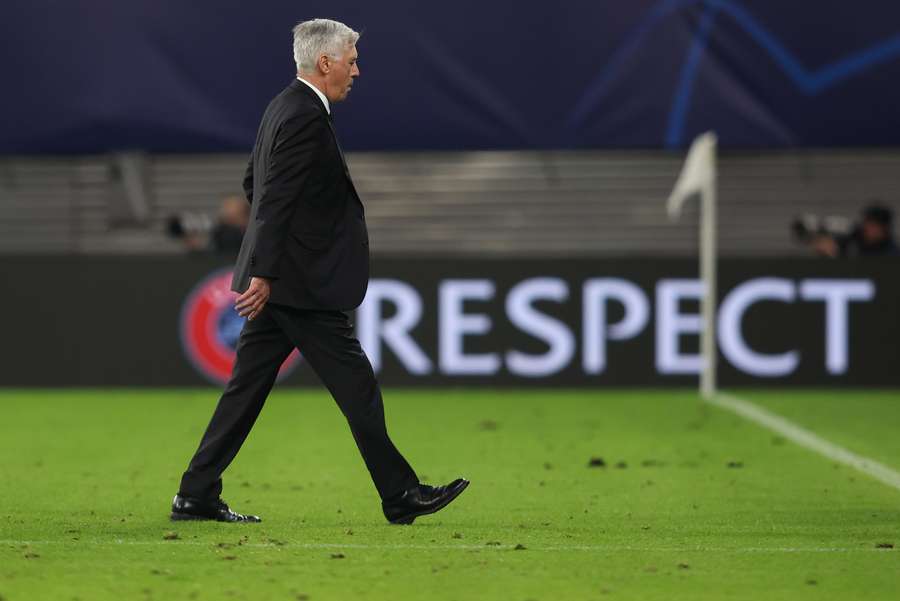 Carlo Ancelotti abandona pensativo el césped del Red Bull Arena de Leipzig.