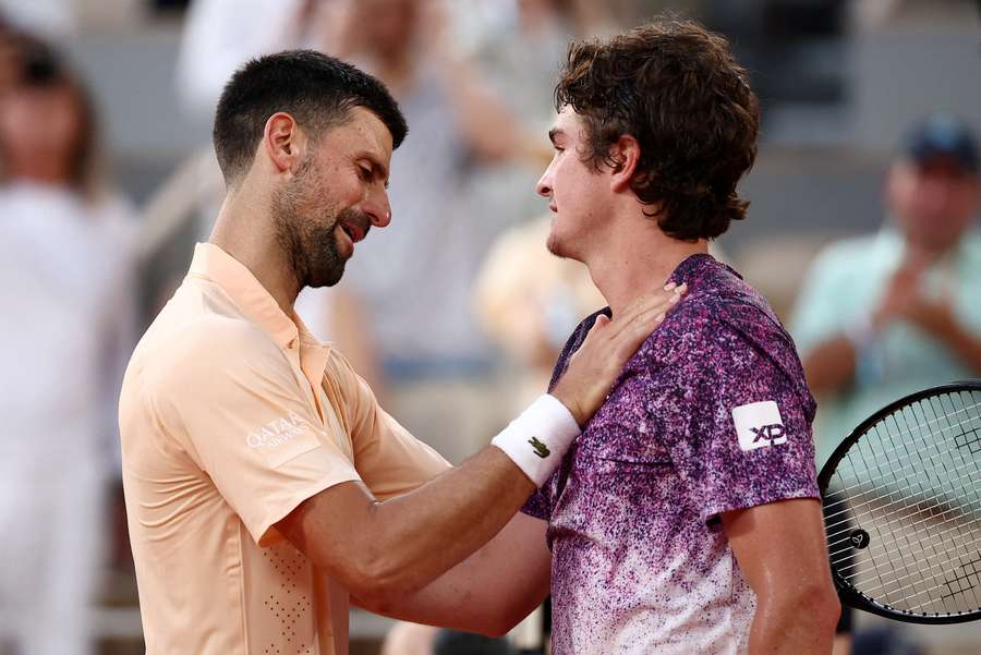 Djokovic felicita a Fonseca tras su derrota ante el brasileño Djokovic felicita a Fonseca tras su derrota ante el brasileño