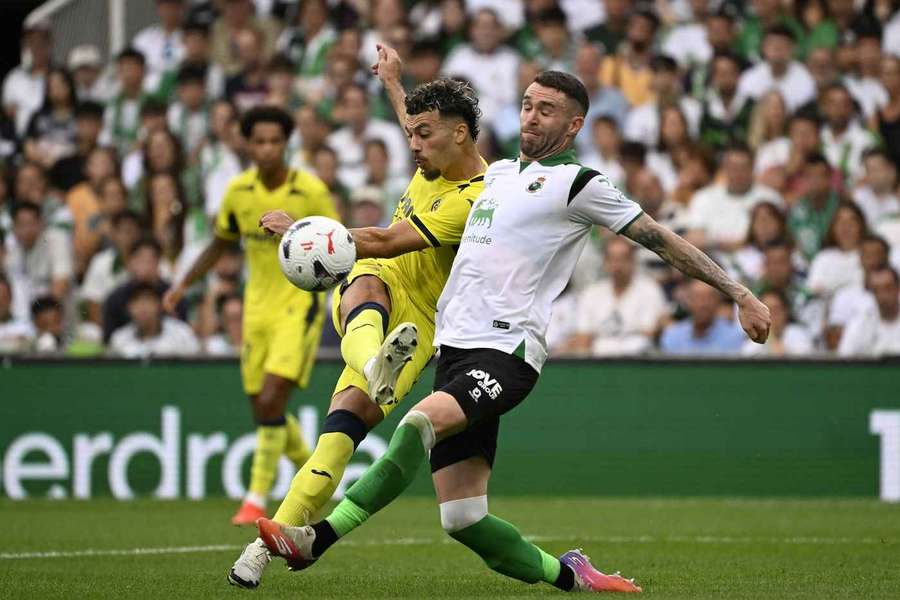 Villarreal's Georges Mikautadze fights for the ball with Racing Santander's Manu Hernando Villarreal's Georges Mikautadze fights for the ball with Racing Santander's Manu Hernando