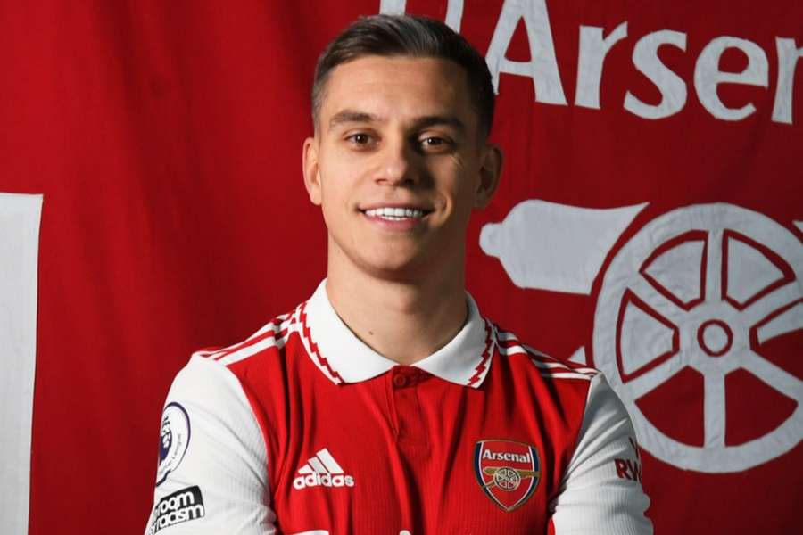 Trossard vestirá a camisa 19 do Arsenal