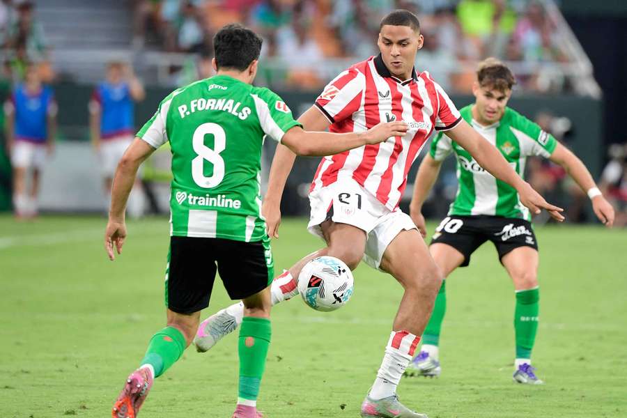 Athletic Club's Maroan Sannadi controls the ball against Real Betis