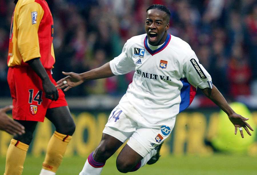 L'attaquant lyonnais Sidney Govou exulte après avoir marqué lors du match décisif entre Lyon et Lens, comptant pour la dernière journée du championnat de France, le 4 mai 2002 au stade de Gerland à Lyon.