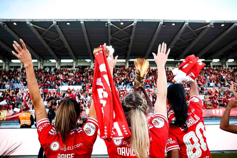 Benfica celebra conquista da Taça da Liga junto dos adeptos