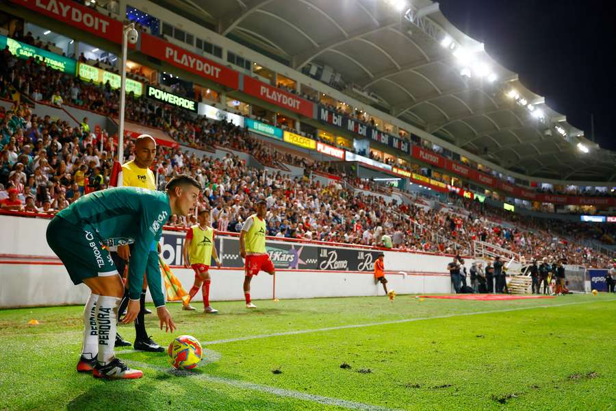 James Rodríguez cobra un tiro de esquina