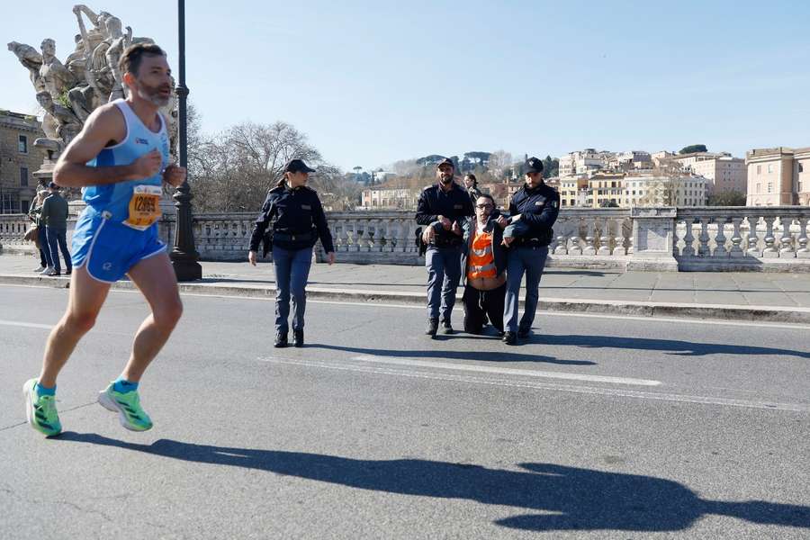 Os corredores da Maratona de Roma ficaram pouco incomodados com os activistas