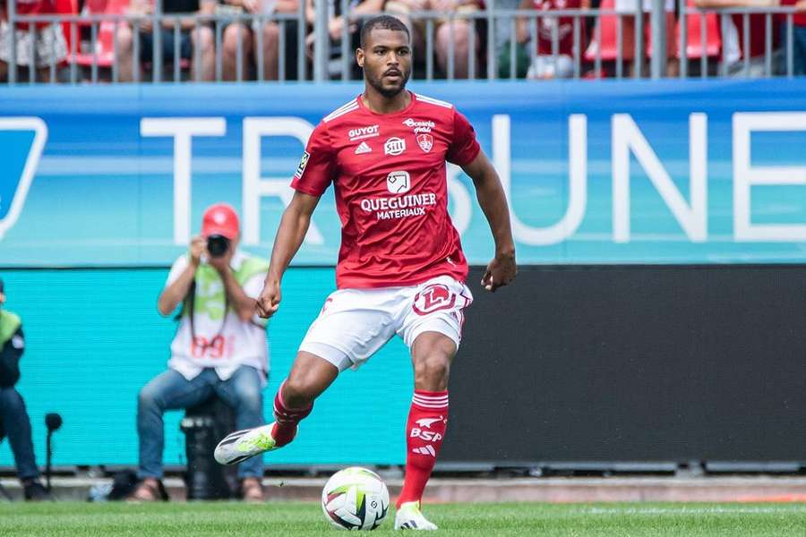 Steve Mounié deu os três pontos ao Brest contra o Lyon
