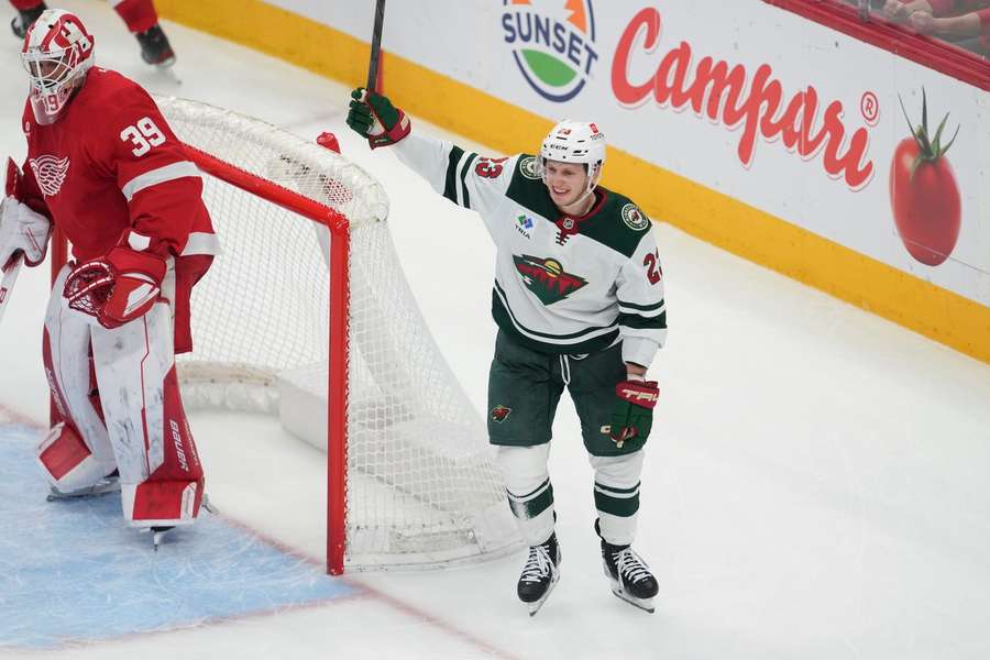 Marco Rossi (r.) hat in den letzten drei NHL-Spielen immer getroffen