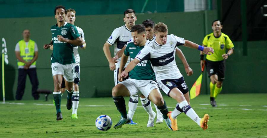 Goiás entrou com time misto diante dos argentinos