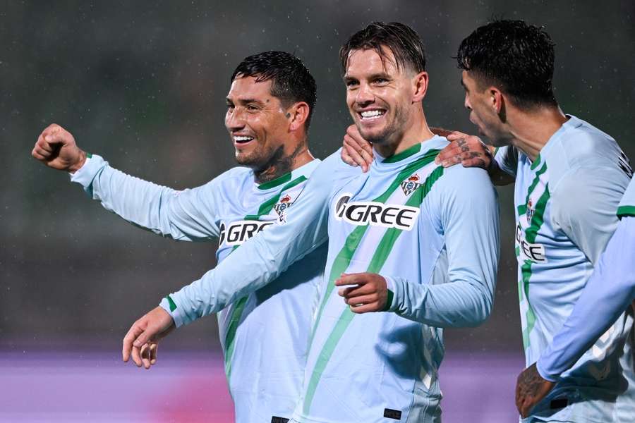 Giovani Lo Celso celebra su gol con el Chimy Ávila y Marc Roca