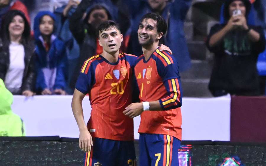 Pedri celebra junto com Ferrán Pedri celebra junto com Ferrán