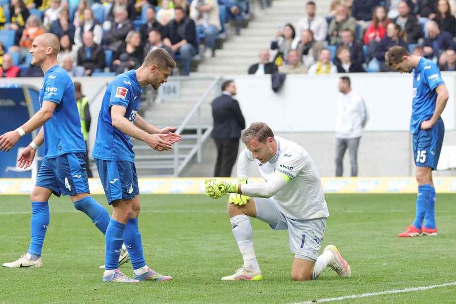 Oliver Baumann (m.) sichtlich angeschlagen nach dem Zusammenprall mit BVB-Star Chukwuemeka.