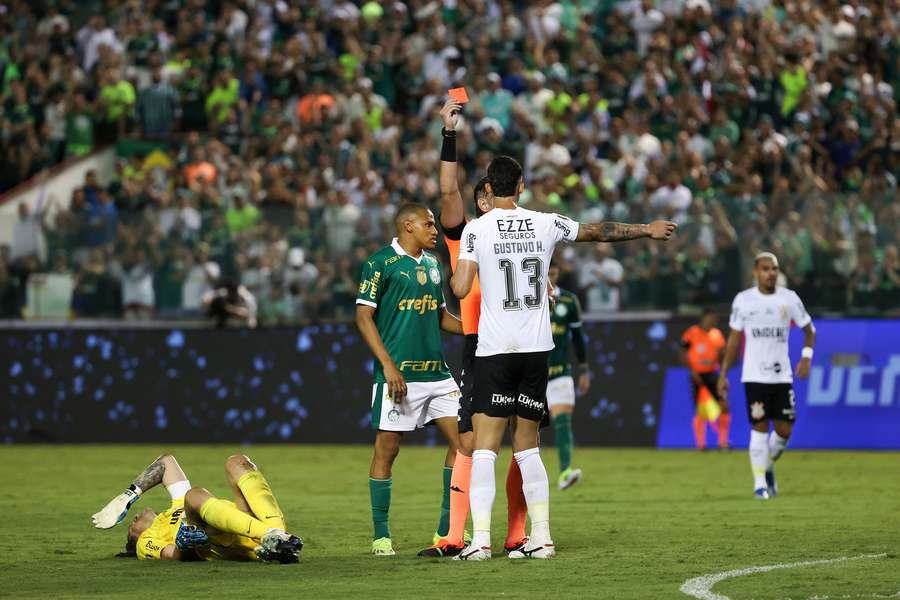 Corinthians teve o goleiro Cássio expulso antes de empatar o dérbi