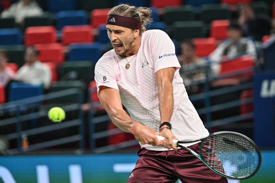 Zverev, la un pas de eliminare Zverev, la un pas de eliminare
