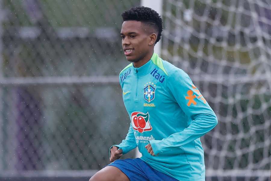 Estêvão no treino da seleção brasileira