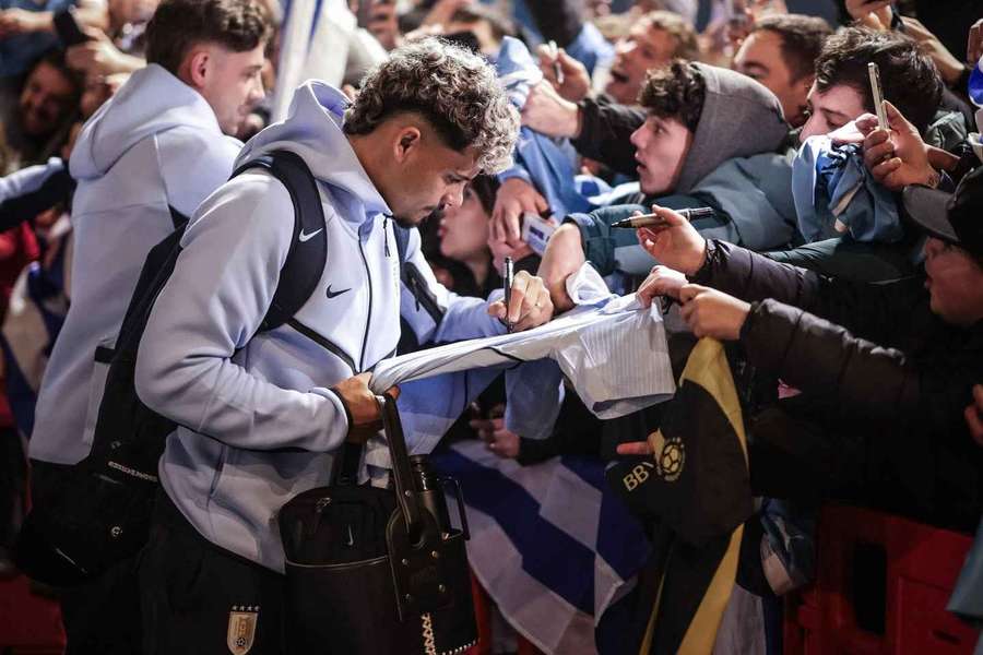 Maxi Araújo deu autógrafos aos adeptos no Aeroporto Internacional de Carrasco Maxi Araújo deu autógrafos aos adeptos no Aeroporto Internacional de Carrasco