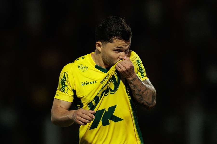 Alesson comemora o quarto golo do Mirassol