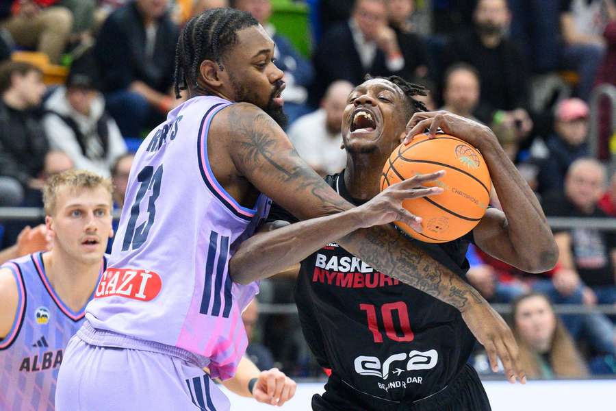 Rice z Nymburka se snaží projít ke koši.