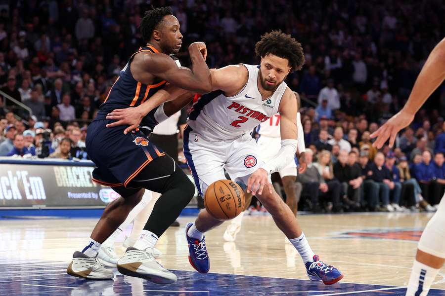 Cade Cunningham, dos Detroit Pistons passa por OG Anunoby, dos New York Knicks