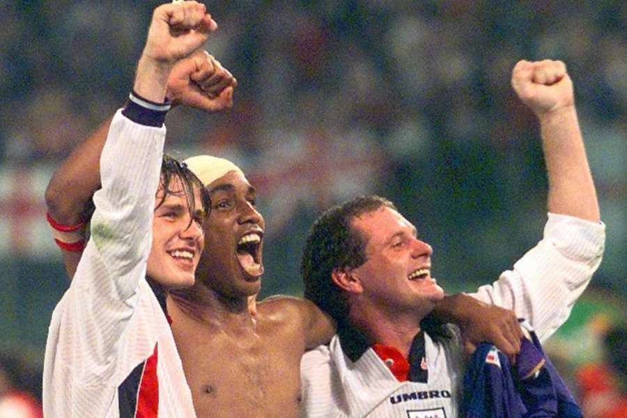 David Beckman (esq.), o capitão Paul Ince (c.) e Paul Gascoigne festejam a vitória contra a Itália durante o jogo de qualificação para o Campeonato do Mundo