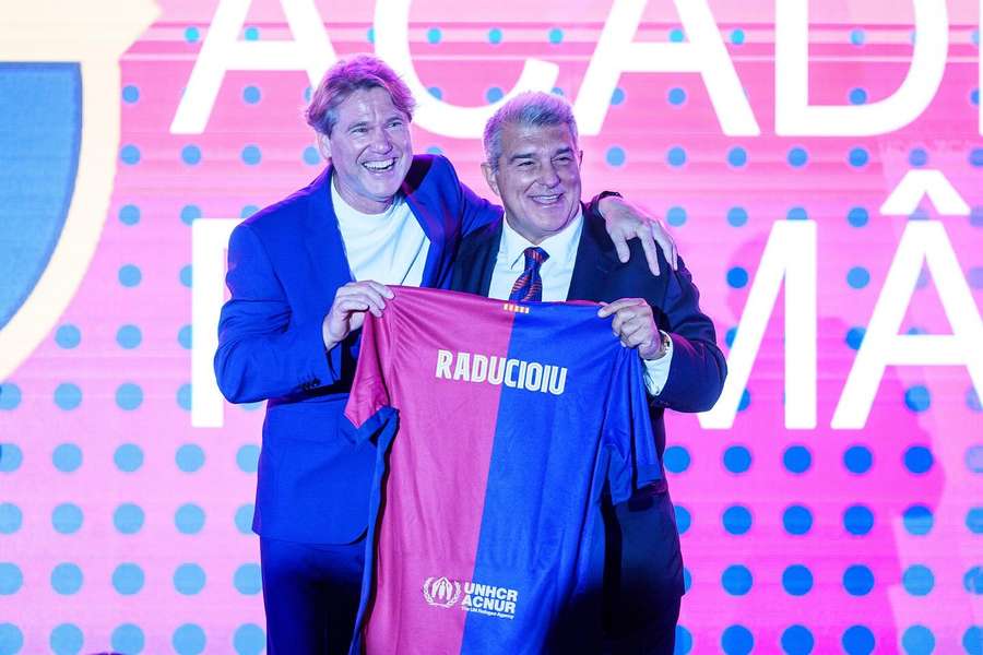 Laporta presenteou Răduciou com uma camisa do time espanhol