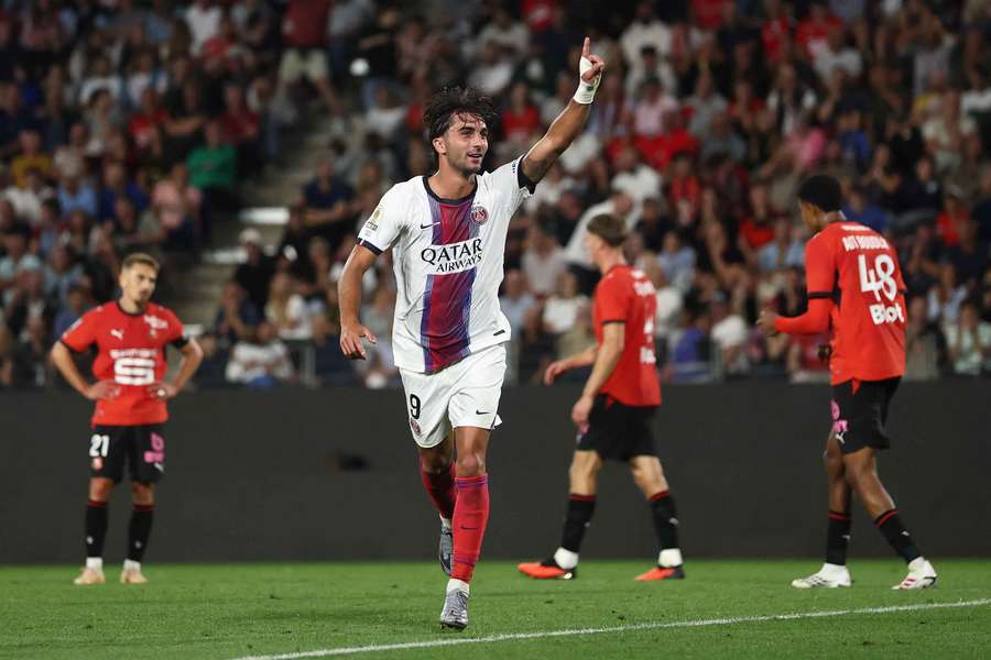 Gol Szymańskiego i asysta Frankowskiego w meczu z PSG, dublet debiutanta Torresa Gol Szymańskiego i asysta Frankowskiego w meczu z PSG, dublet debiutanta Torresa