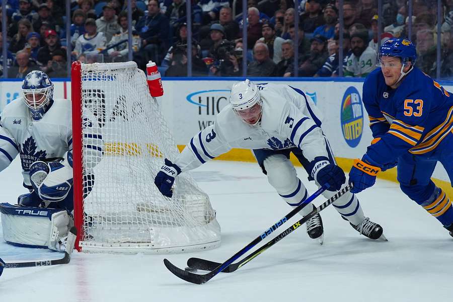 Sabres-Stürmer Jeff Skinner (#53) versucht, das Tor der Maple Leafs zu umkurven