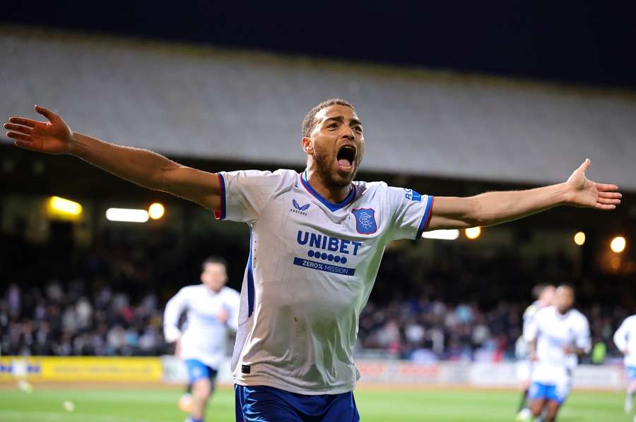Cyriel Dessers, do Rangers, comemora o quarto golo da sua equipa 
