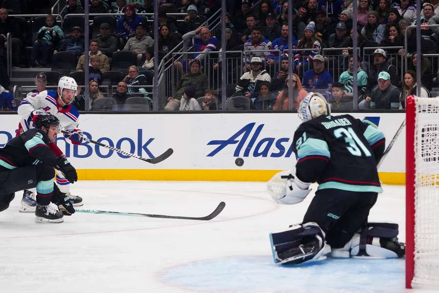 Grubauer (r.) musste bei seinem Comeback eine Niederlage einstecken