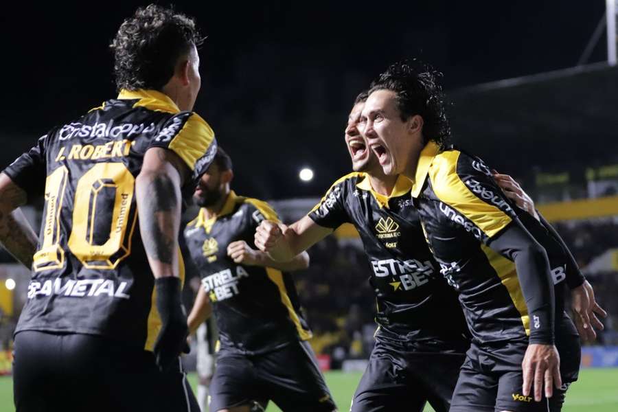 Nicolas fez o segundo gol do Criciúma contra o Athletico-PR