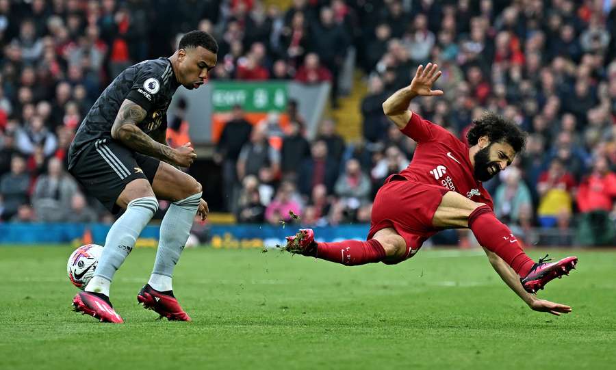 Gabriel Magalhaes tackles Liverpool's striker Mohamed Salah