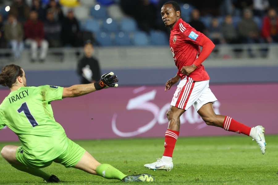 L'attaccante Percy Tau segna uno dei tre gol dell'Al Ahly