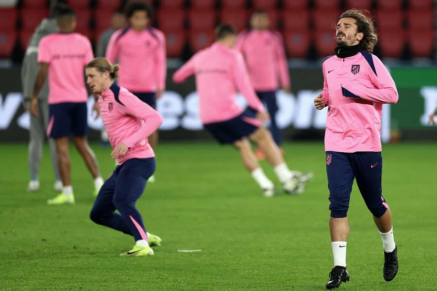 Griezmann y Gallagher, titulares en París