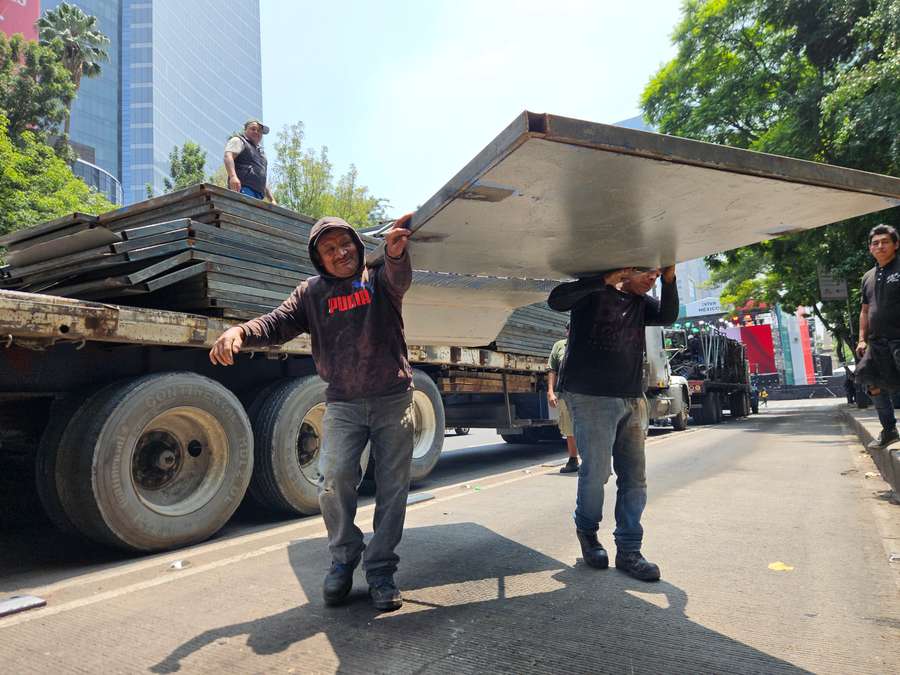 Workers install safety barriers around The Angel of Independence in Mexico City Workers install safety barriers around The Angel of Independence in Mexico City