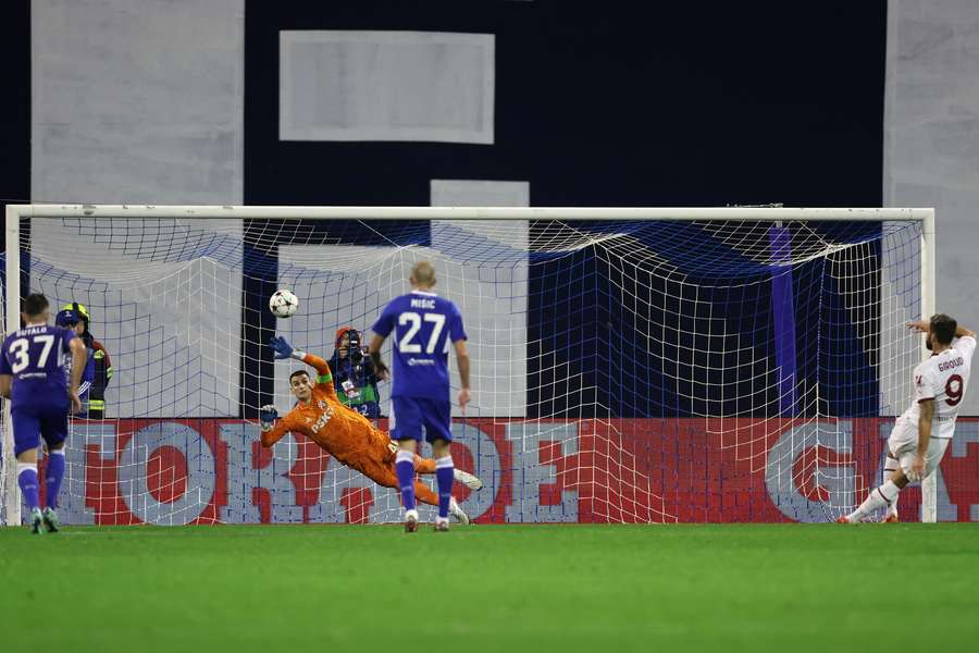 Giroud fez de pênalti o terceiro do Milan em Zagreb