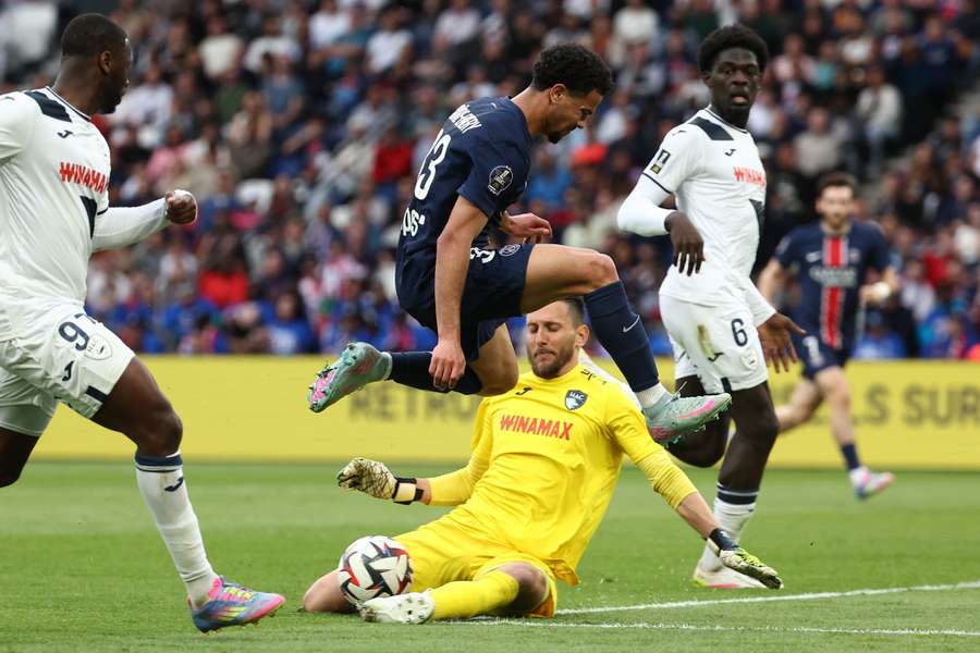 Gorgelin face au PSG en avril 2025.