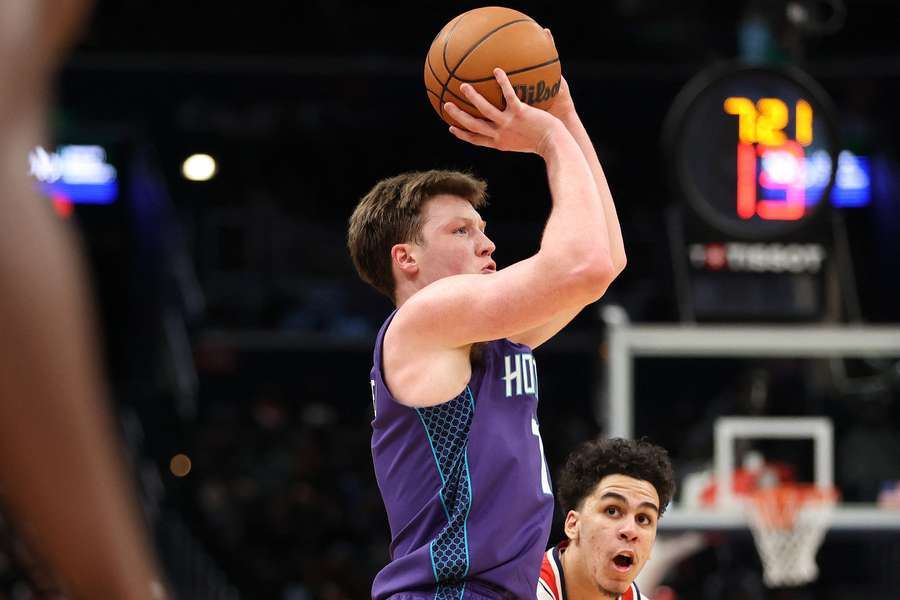 Knueppel rozšíril svoju trojkovú zbierku.