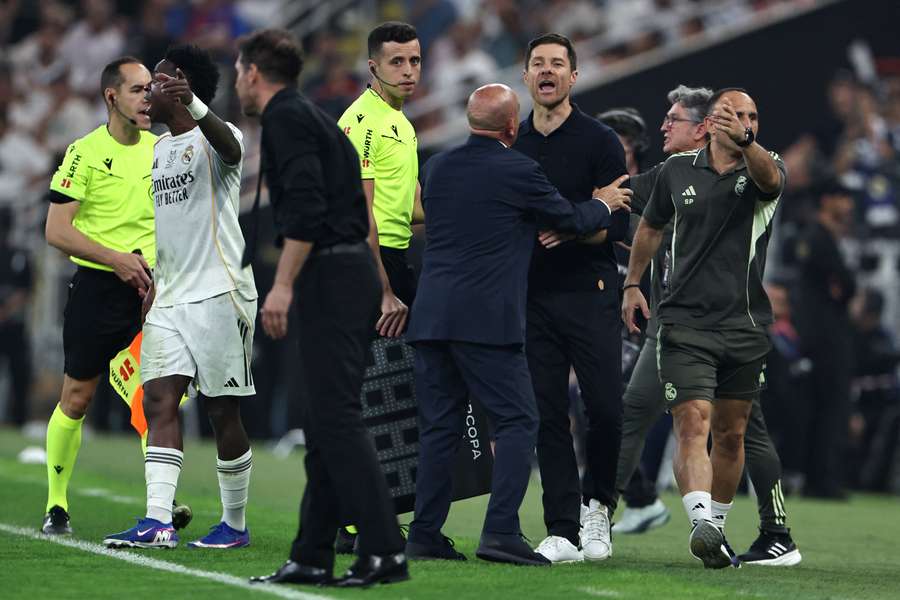 Momento final del conflicto entre Simeone y Vinicius