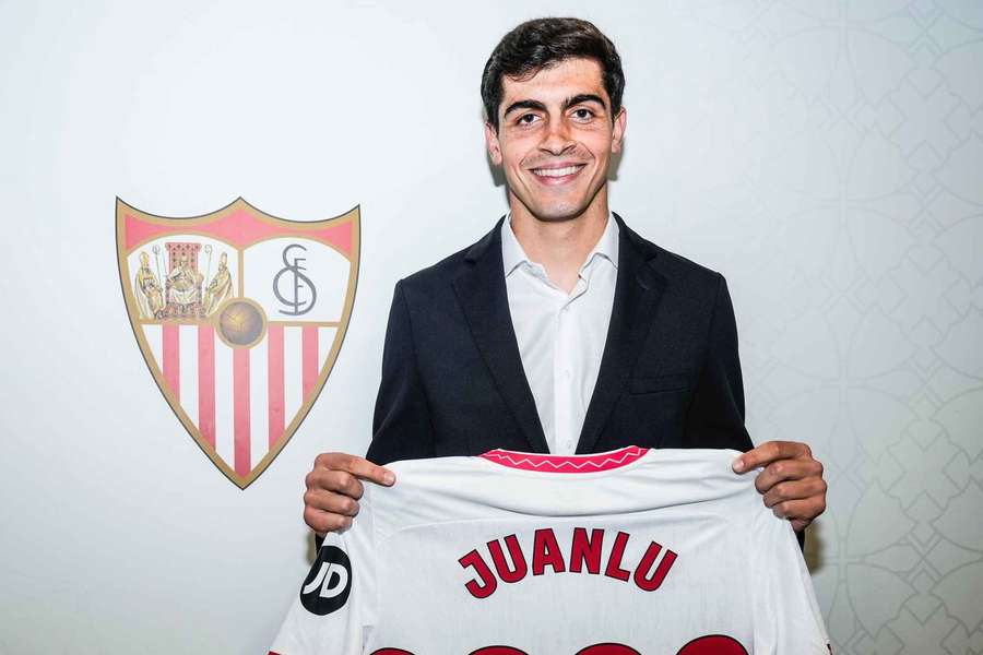 El Sevilla renueva a Juanlu hasta 2029