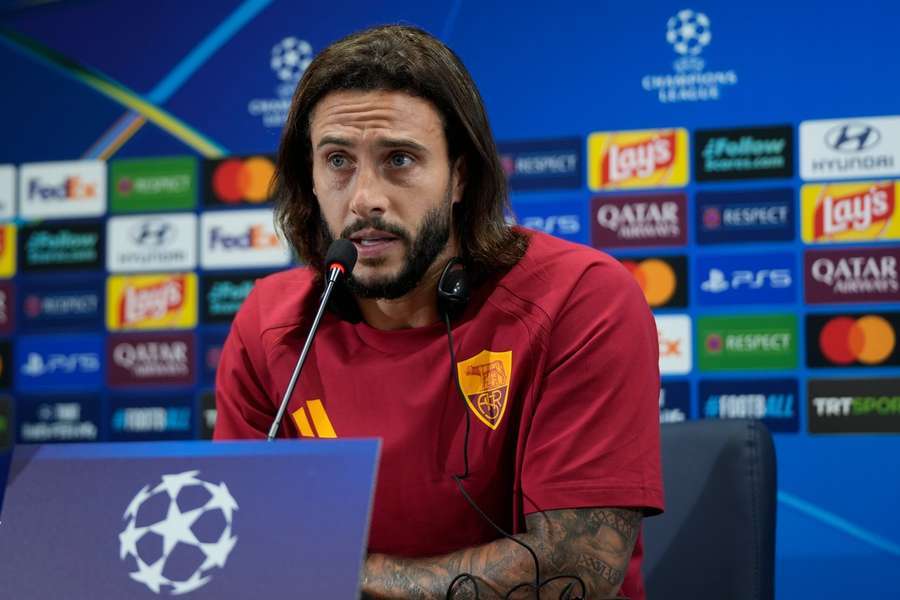 Mario Hermoso bei der PK vor dem Fener-Spiel.