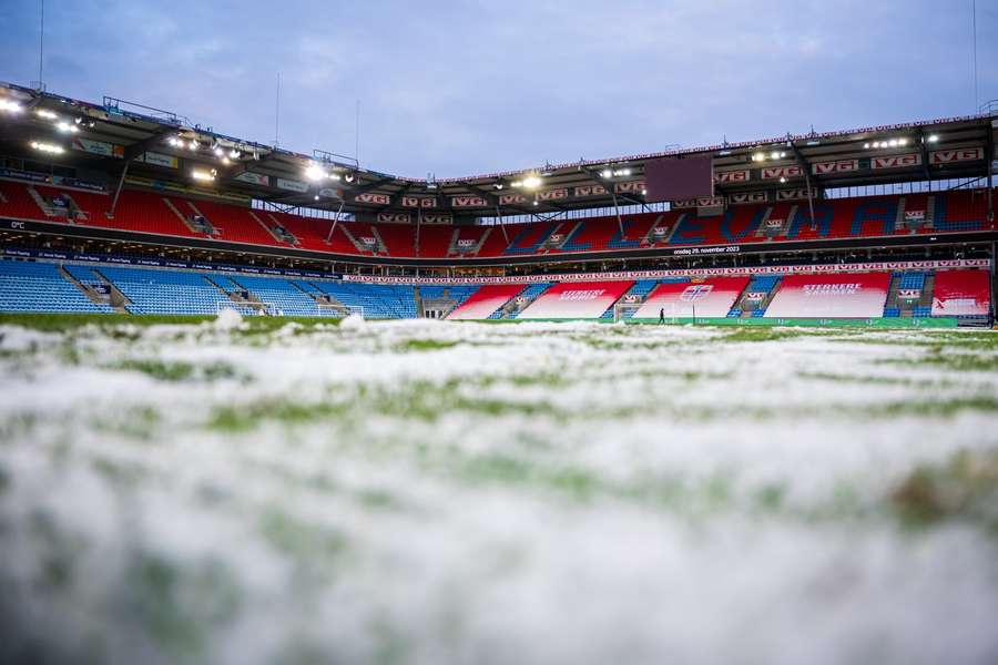 Lo stadio Ullevaal di Oslo, in Norvegia, sotto una coltre di neve.