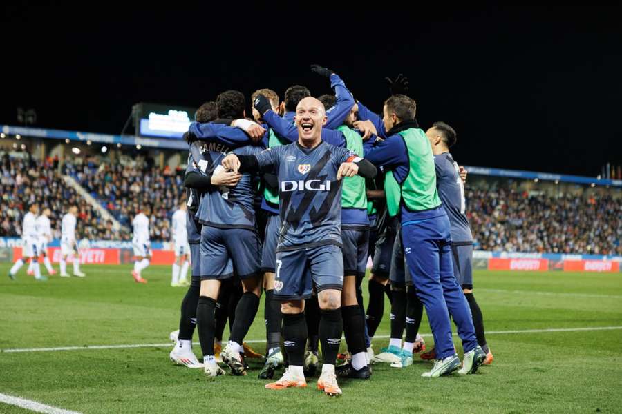 Isi celebra junto a sus compañeros la victoria del Rayo