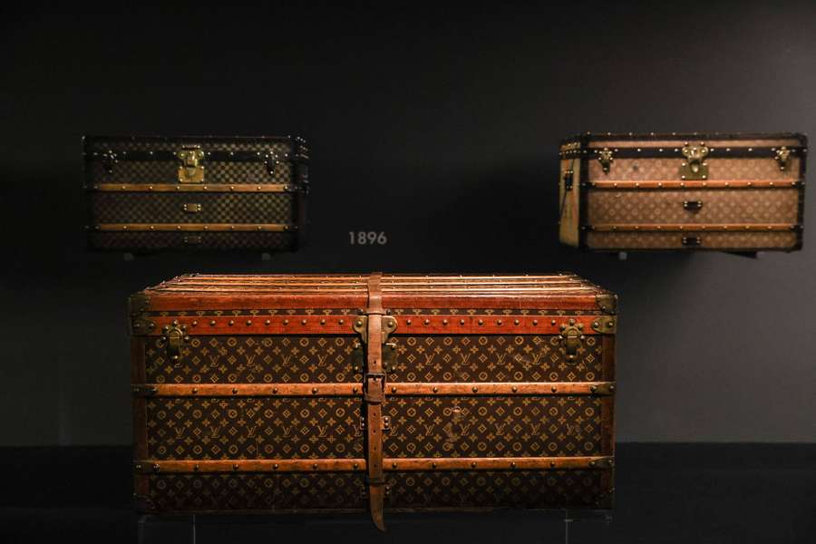 Paryż - słynny dom mody Louis Vuitton zaprezentował kufry na pochodnie olimpijskie