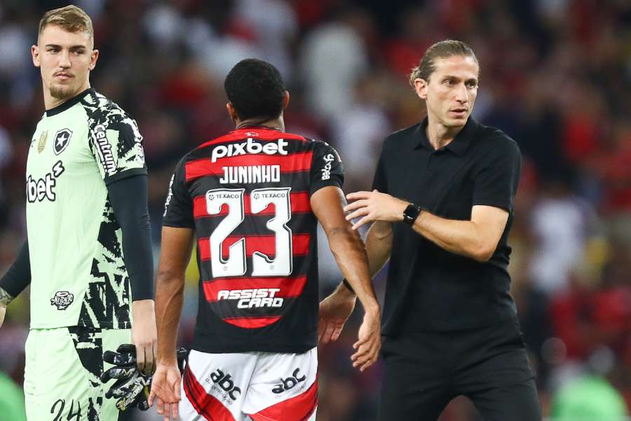 O treinador rubro-negro (dir.) durante o clássico deste fim de semana