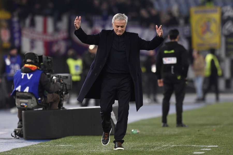 Un incredulo José Mourinho durante la gara tra la Roma e la Fiorentina
