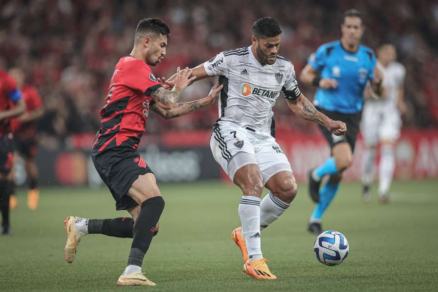 Hulk teve trabalho diante da marcação rubro-negra