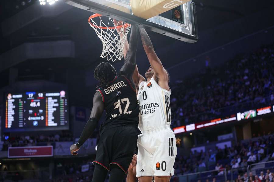 Bayerns Wenyen Gabriel (l.) kann Trey Lyles am Korb nicht stoppen