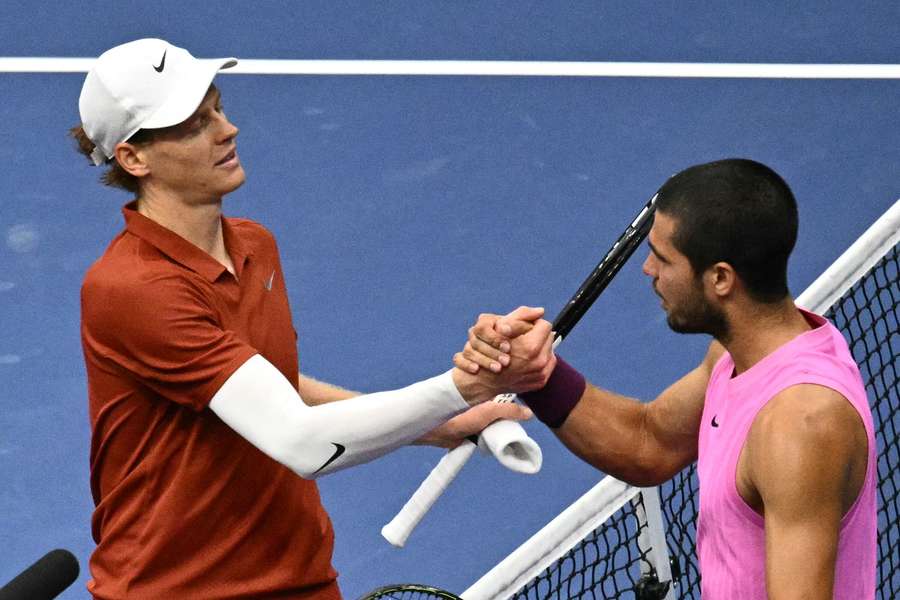 Alcaraz e Sinner si stringono la mano alla conclusione della finale dello Us Open
